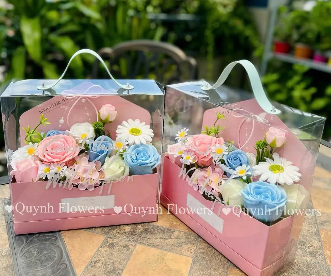 Hộp hoa sáp phối nhiều màu pastel của Quynh Flowers