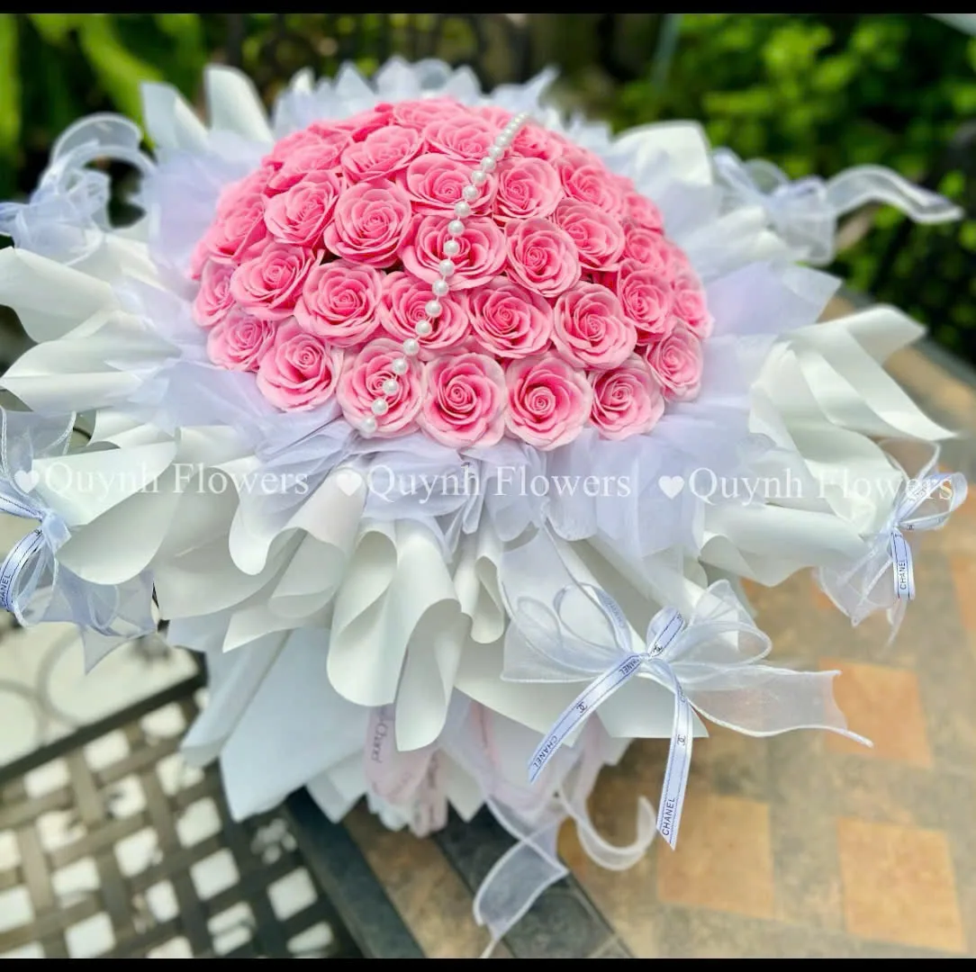Cụm hồng sáp gói tay tỉ mỉ của Quynh Flowers